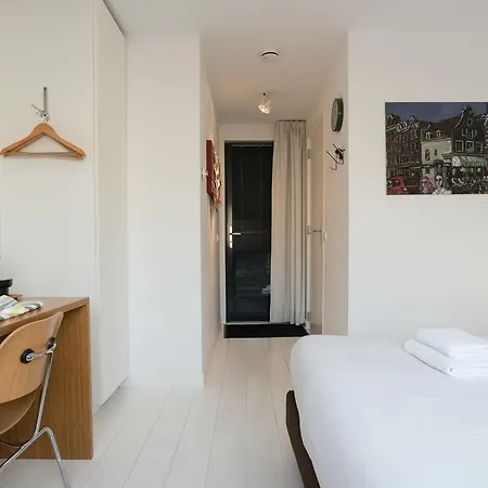 The Modern Houseboat *
