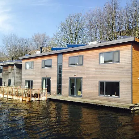 ゲストハウス The Modern Houseboat *
